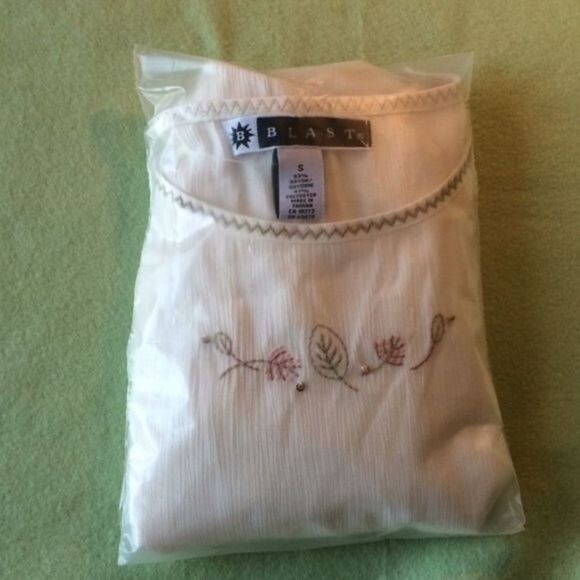 Blast women's short sleeve blouse cream size S embroidered. - Picture 6 of 6